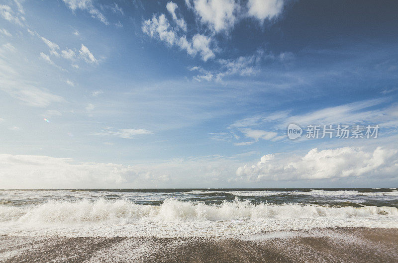 在丹麦/欧洲的北海，暴风雨和泡沫的海浪